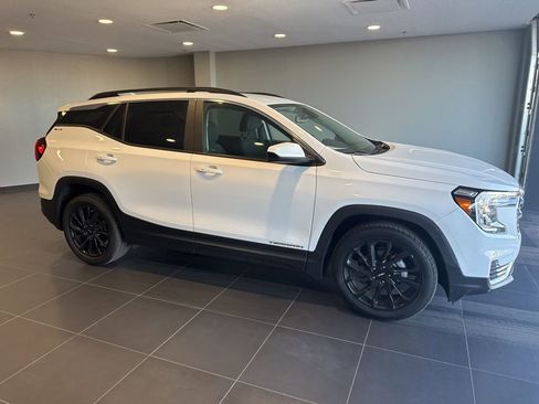 Used 2022 GMC Terrain SLE w/ Driver Convenience Package image 6