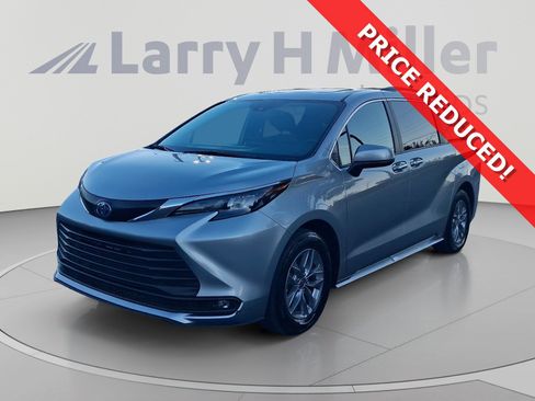 Used 2025 Toyota Sienna XLE FWD image 1