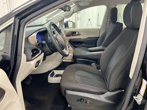 Used 2023 Chrysler Voyager LX FWD image 19