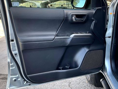 Used 2022 Toyota Tacoma TRD Sport w/ Technology Package image 24