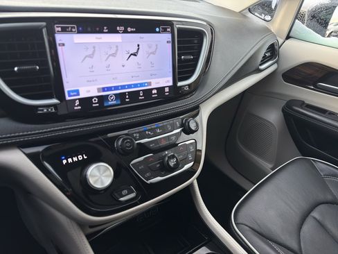 Used 2024 Chrysler Pacifica Limited image 20