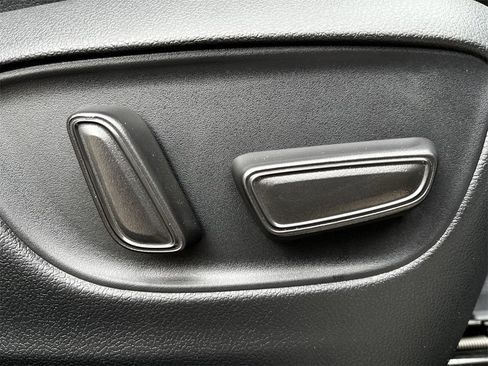 Used 2025 Toyota Highlander XLE image 26