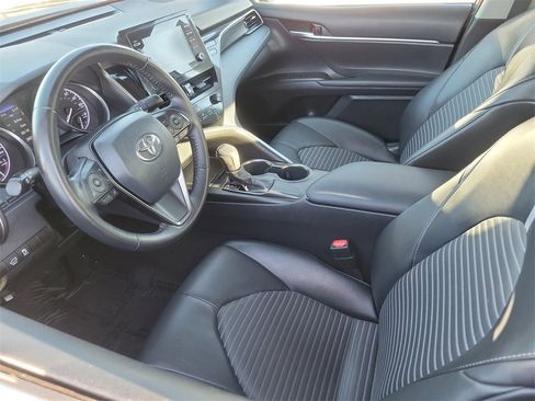 Used 2021 Toyota Camry SE image 3