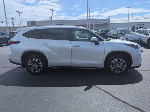 Used 2023 Toyota Highlander XLE AWD/4WD image 6