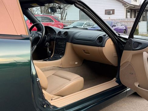 Used 1999 MAZDA MX-5 Miata RWD image 17