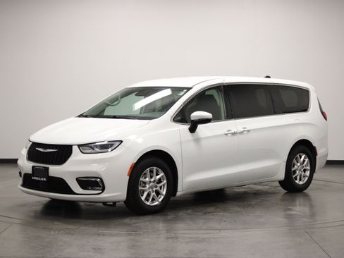 Used 2023 Chrysler Pacifica Touring-L FWD image 4