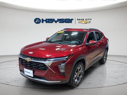 Used 2025 Chevrolet Trax LT w/ LT Convenience Package FWD image 3