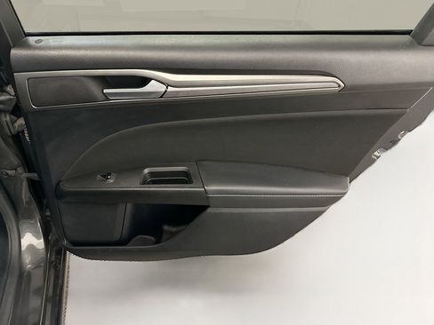 Used 2018 Ford Fusion SE image 30