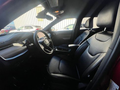 Used 2025 Jeep Compass Limited image 27