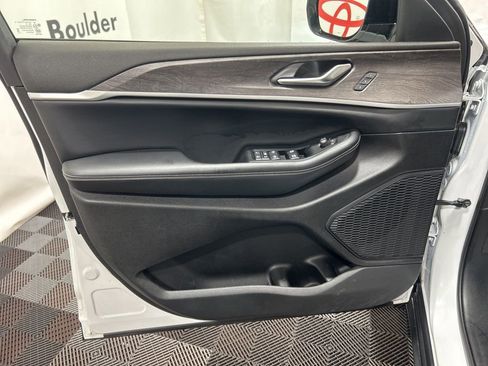 Used 2023 Jeep Grand Cherokee Limited image 25