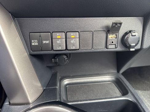 Used 2018 Toyota RAV4 Limited image 28