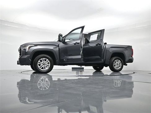 Used 2022 Toyota Tundra SR5 w/ SR5 Convenience Package image 51