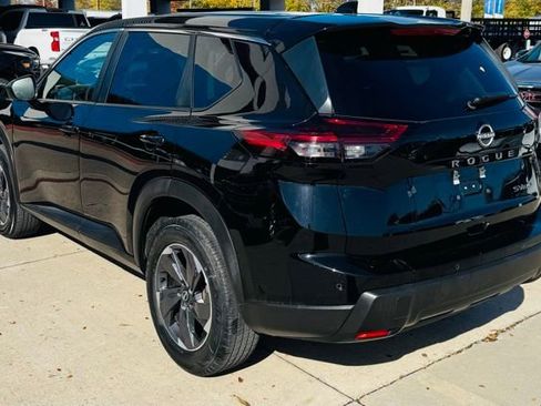 Used 2024 Nissan Rogue SV image 4