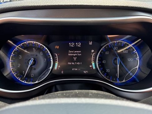 Used 2019 Chrysler Pacifica Limited w/ Tire & Wheel Group FWD image 14