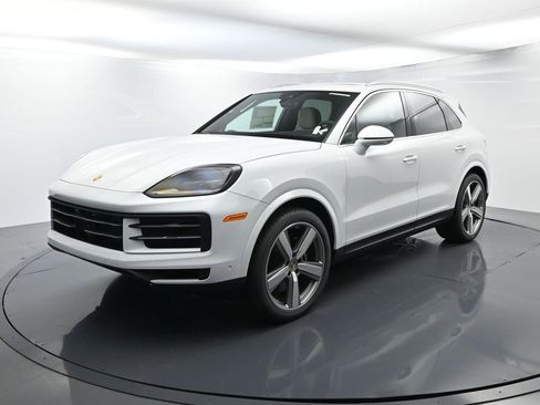 Certified 2025 Porsche Cayenne AWD/4WD image 1