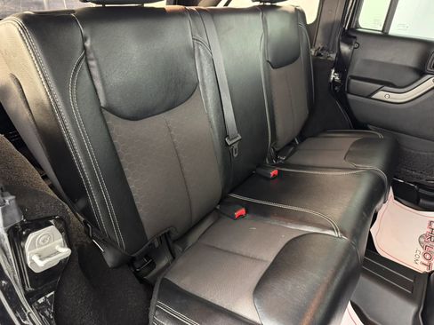 Used 2018 Jeep Wrangler Unlimited Sport image 32