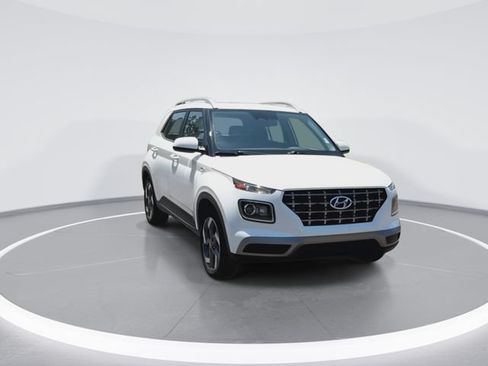 Used 2025 Hyundai Venue SEL FWD image 2