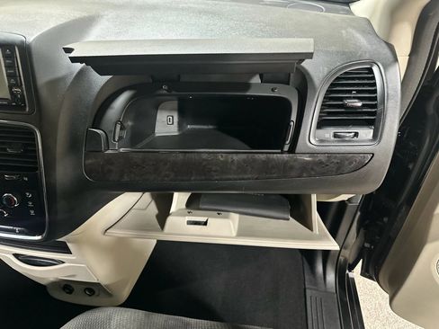 Used 2018 Dodge Grand Caravan SE w/ UConnect Hands-Free Group image 32