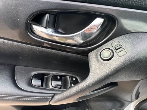 Used 2017 Nissan Rogue S FWD image 13
