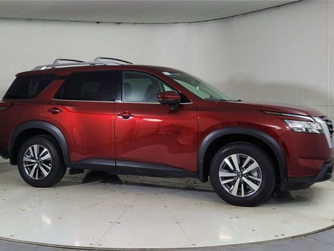 Used 2024 Nissan Pathfinder SL image 8