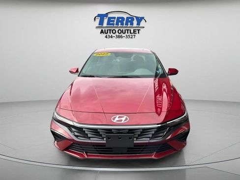 Used 2025 Hyundai Elantra SEL FWD image 3