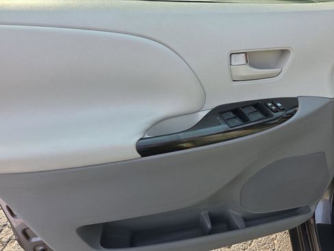 Used 2011 Toyota Sienna LE image 5