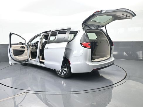 Used 2024 Chrysler Pacifica Select image 72