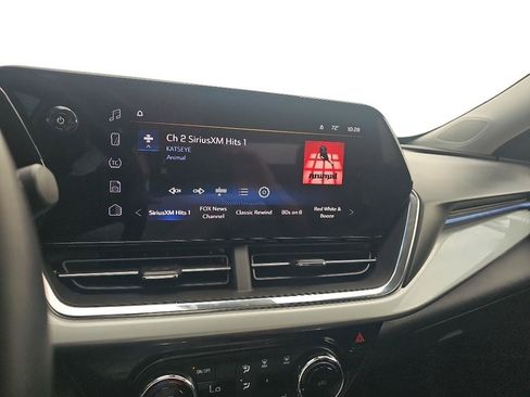 Used 2025 Chevrolet Trax LT w/ LT Convenience Package FWD image 14