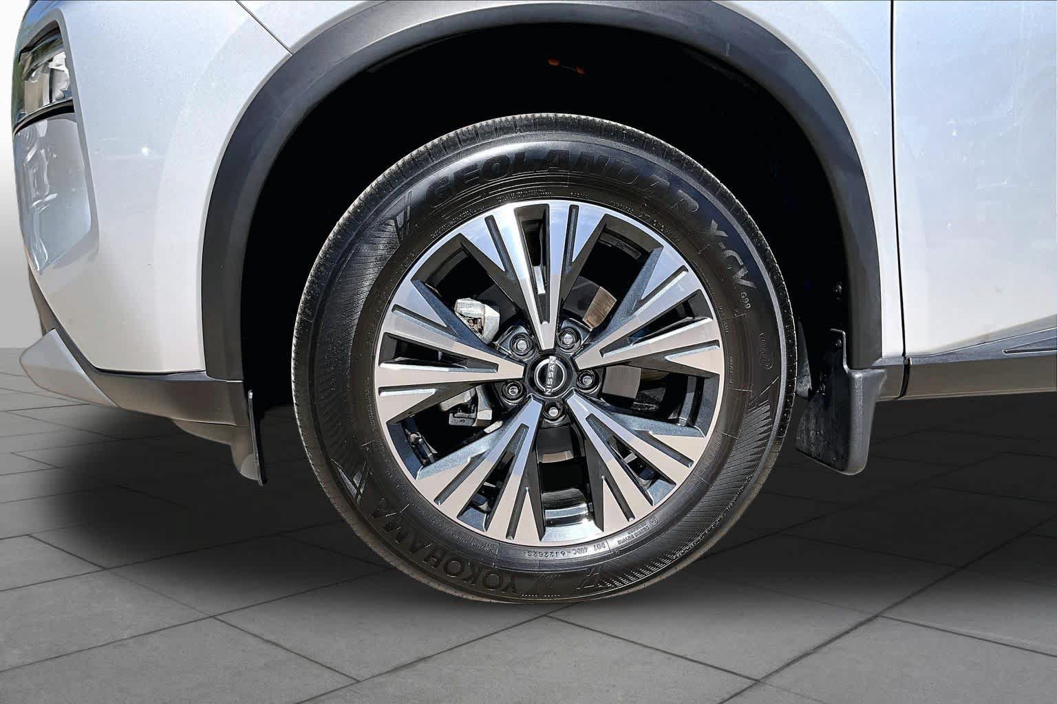 Used 2023 Nissan Rogue SV FWD image 11