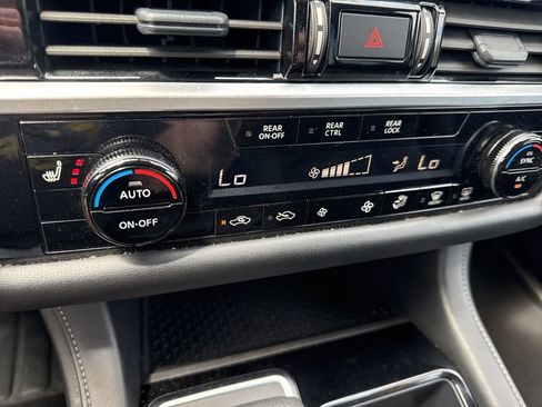 Used 2025 Nissan Pathfinder SV FWD image 30