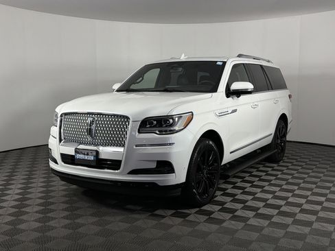 Used 2024 Lincoln Navigator Reserve image 3