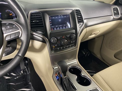Used 2019 Jeep Grand Cherokee Laredo AWD/4WD image 28