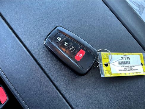 Used 2020 Toyota Highlander XLE image 10