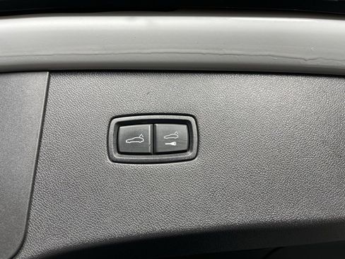 Certified 2023 Porsche Cayenne Platinum Edition image 17