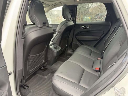 Used 2023 Volvo XC60 B5 Plus image 15
