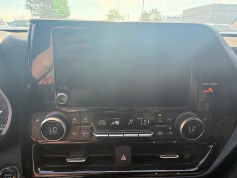 Used 2023 Toyota Highlander XSE FWD image 10