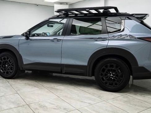 Used 2025 Mitsubishi Outlander AWD image 3