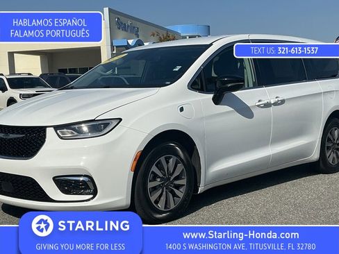 Used 2024 Chrysler Pacifica Select image 1