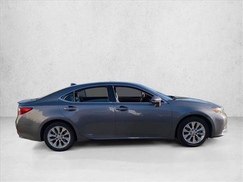 Used 2015 Lexus ES 300h w/ Navigation System Package image 4