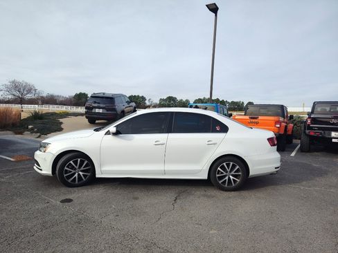 Used 2017 Volkswagen Jetta SE image 4