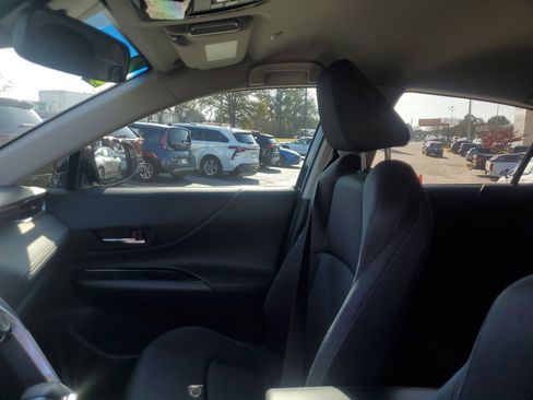 Used 2023 Toyota Venza LE image 17