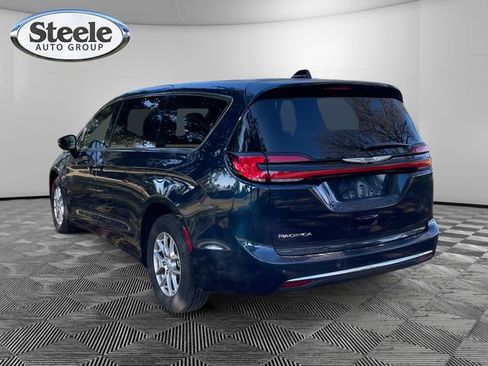 Used 2025 Chrysler Pacifica Select image 3