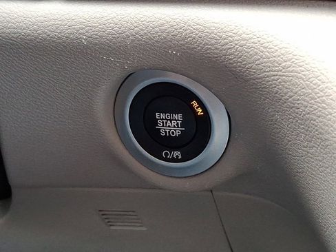 Certified 2023 Chrysler Pacifica Touring-L image 28