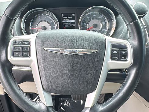 Used 2015 Chrysler Town & Country Touring FWD image 12