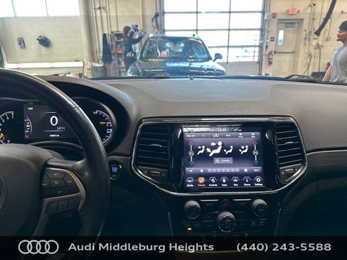 Used 2020 Jeep Grand Cherokee Altitude image 15