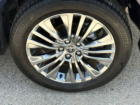 Used 2024 Toyota Venza Limited AWD/4WD image 10