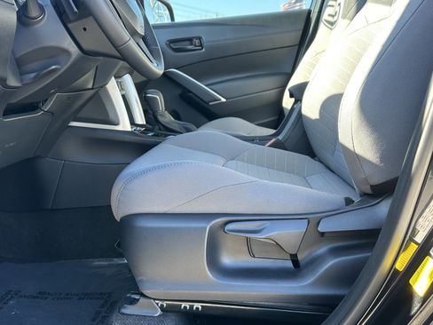 Used 2025 Toyota Corolla Cross SE image 12