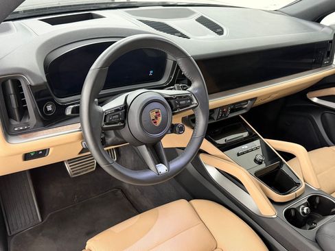 Certified 2025 Porsche Cayenne AWD/4WD image 4