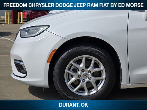 Used 2022 Chrysler Pacifica Touring-L FWD image 6