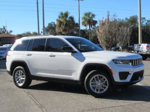 New 2025 Jeep Grand Cherokee Laredo image 2